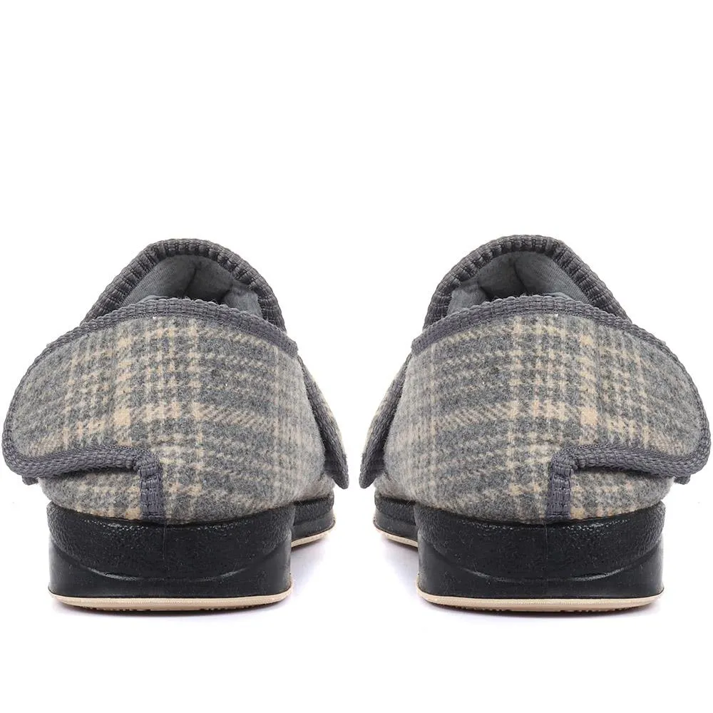 Fully Adjustable Slippers - QING26001 / 310 792